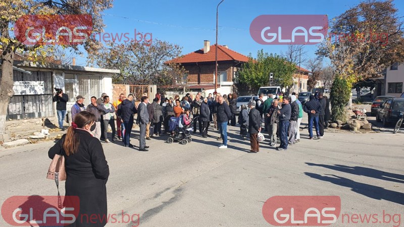 Жива верига спира полицаи да обискират магазин в пловдивско село СНИМКИ и ВИДЕО