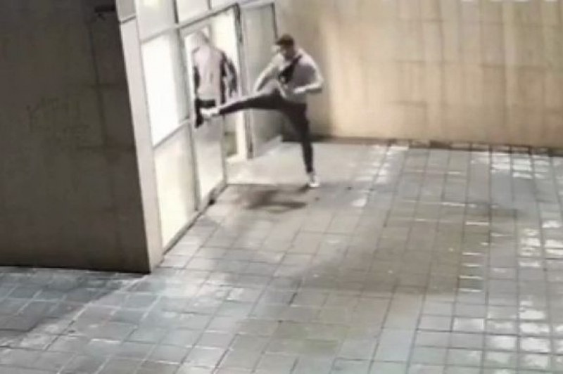 Тийнейджър вилня и яростно чупи в русенски надлез. Вижте го на ВИДЕО