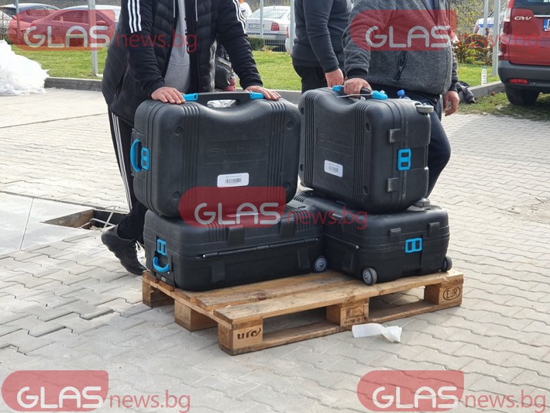 Под засилена охрана: 1033 машини за вота утре потеглиха от Пловдив