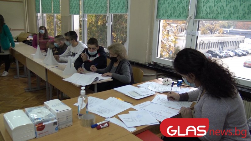 Активността в страната - 14,4%. В Пловдив най-много са гласували в район 