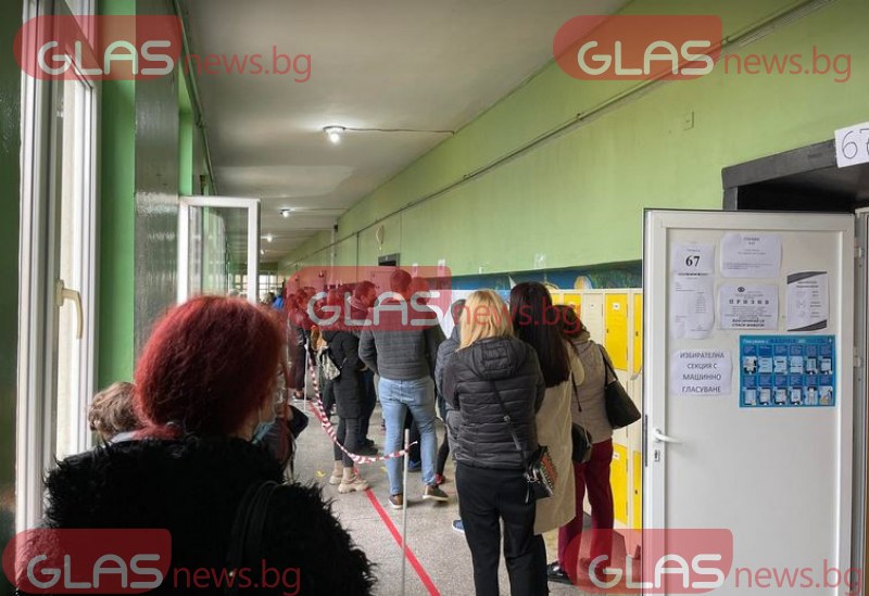 Дълги опашки и изнервени хора пред секции за гласуване в Пловдив СНИМКИ