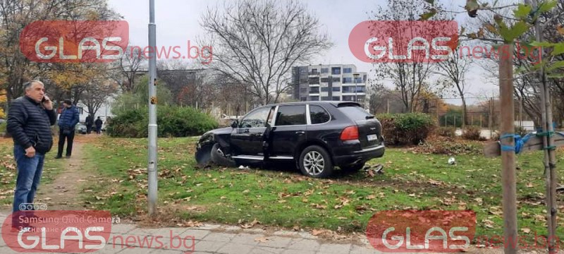 Порше блъсна кола и се вряза в дърво в Пловдив, трима пострадаха СНИМКИ