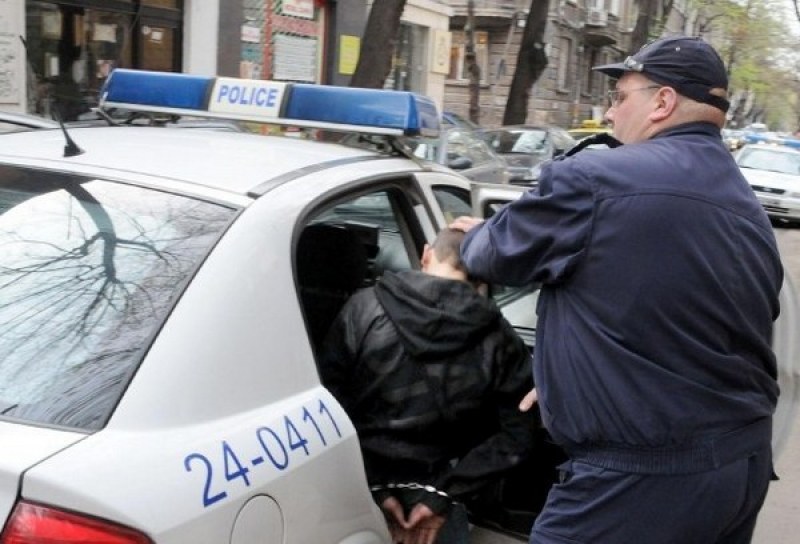 Хванаха 19-годишен с близо 90 грама дрога край Пловдив