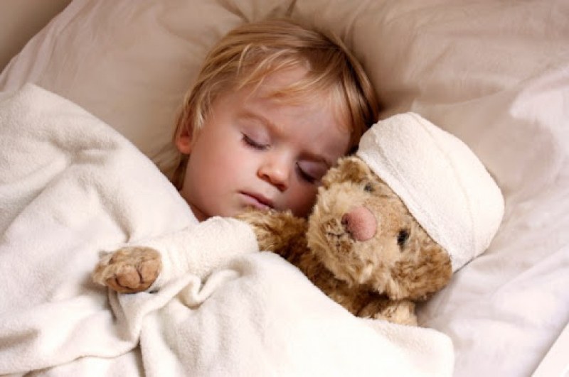 Лекар съветва да се събуждат болните деца с температура