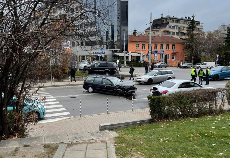 Две коли се блъснаха в София, има пострадали СНИМКИ