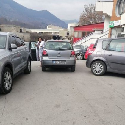 Две коли се удариха на паркинг. Виновната шофьорка: Не ми пука!