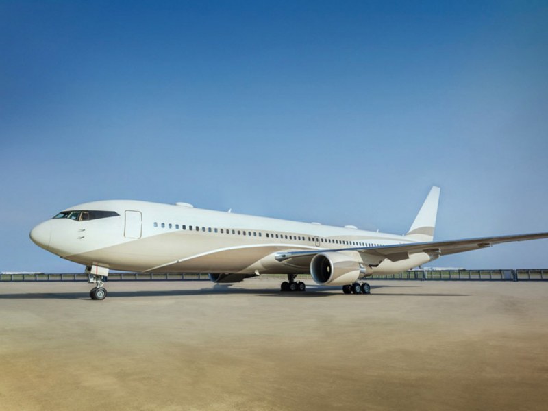 Абрамович продава луксозния си самолет за 100 милиона долара СНИМКИ
