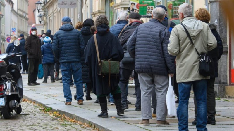 Германците са в паника: щурмуват болници и настояват за незабавна реваксинация