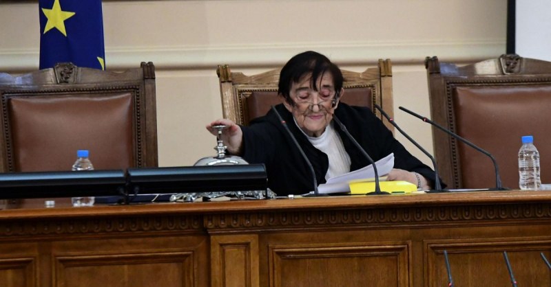 Този път Мика няма да се извика от трибуната. Няма вече да е депутат!