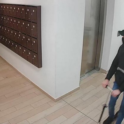 Апаши проникнаха във вход, задигнаха колела и тротинетка СНИМКИ