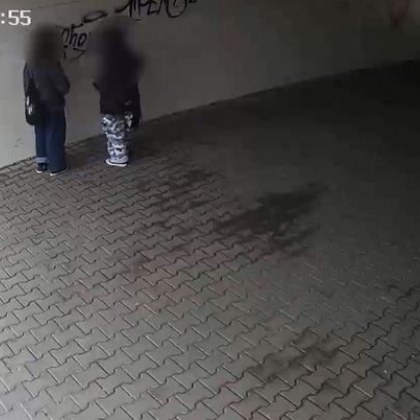 Русенски тийнейджъри драскат подлез посред бял ден