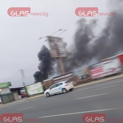 Склад избухна в пламъци на Околовръстното в София СНИМКИ