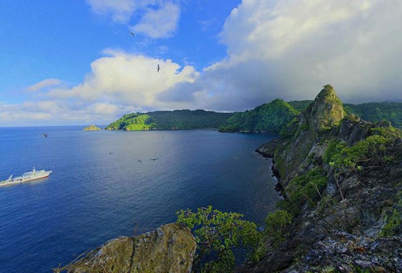 Райски остров привлича биолози, фотографи и много туристи СНИМКИ
