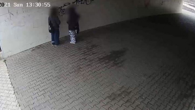 Русенски тийнейджъри драскат подлез посред бял ден
