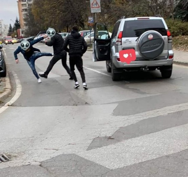 Шофьор не спря на двама пешеходци, разбраха се по алфа-комуникативен начин СНИМКА
