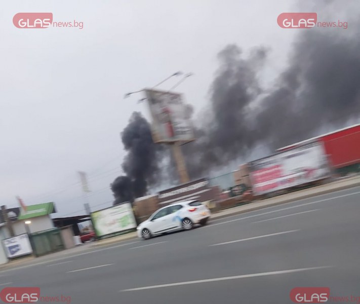 Склад избухна в пламъци на Околовръстното в София  СНИМКИ