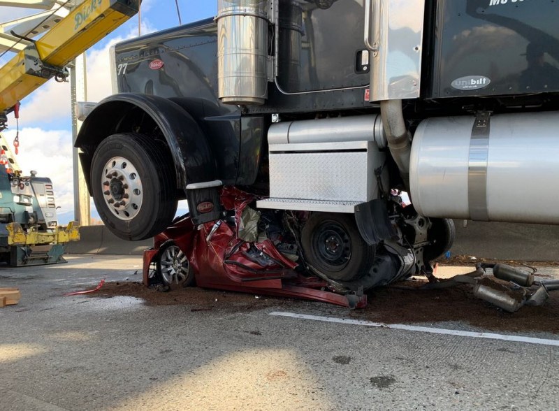 Зрелищна катастрофа: Камион блъсна и смачка кола до неузнаваемост СНИМКИ
