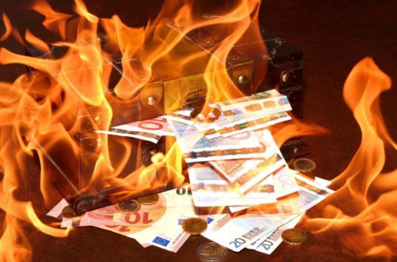 Баба изгори близо €3000 с белина, дезинфекцирала ги!