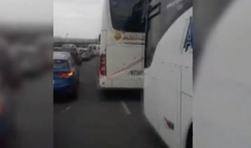 Десетки автобуси са спрени за проверка на границата с Турция