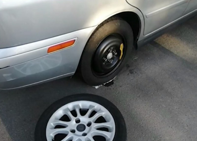 Надрани и с пукнати гуми – апаши налазиха коли на студенти в Пловдив ВИДЕО