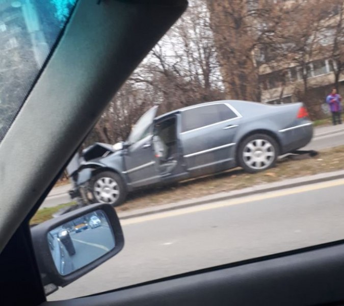 Тежък инцидент! Кола се заби в стълб в София СНИМКИ