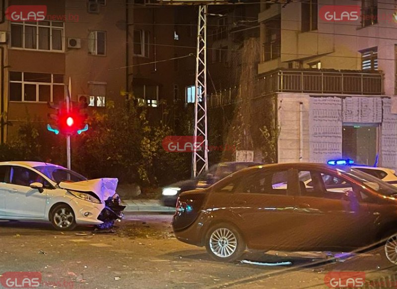 Тежък удар между две коли в Пловдив СНИМКИ