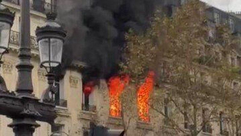 Пожар в центъра на Париж ВИДЕО и СНИМКИ