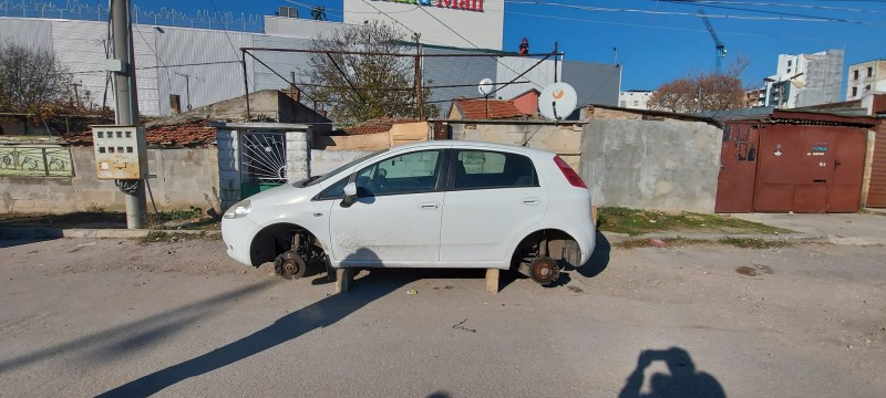 Безскрупулно! Крадци свалиха гумите и акумулатора от кола на починал мъж