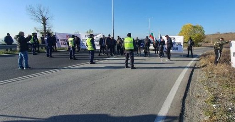 Протестиращи затвориха 