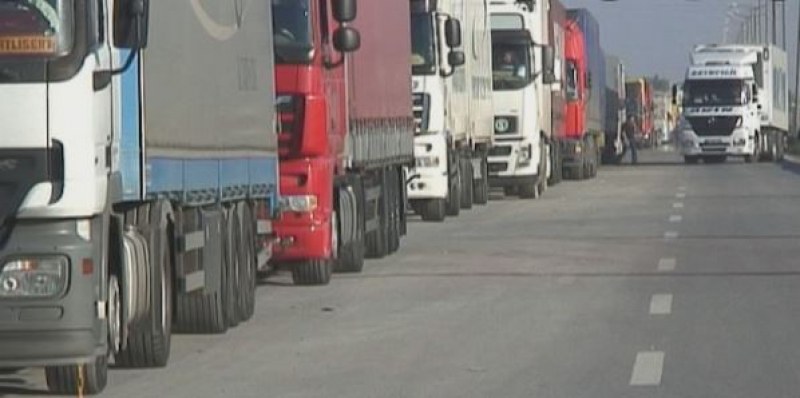Километрични опашки от тирове по границите ни с Турция, чака се с дни
