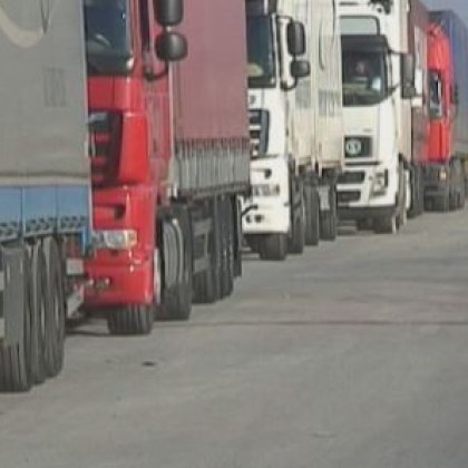 Километрични опашки от тирове по границите ни с Турция, чака се с дни