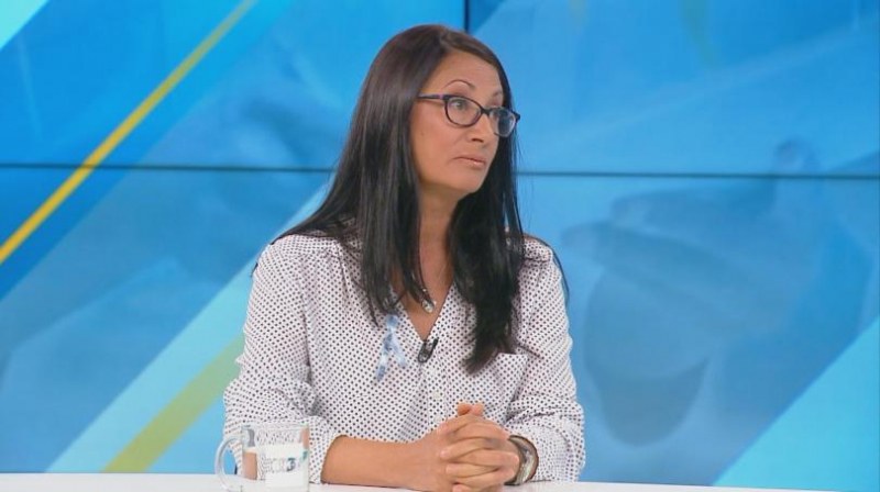 Медсестри въстават в защита на своя колежка. Уволнена с писмо, по куриер!?