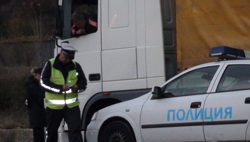 Пиян турски тираджия с белезници в Русе. Бутнал €40 подкуп на катаджии