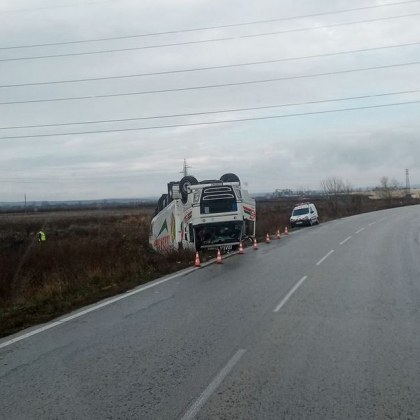 Турски камион се обърна по таван СНИМКИ