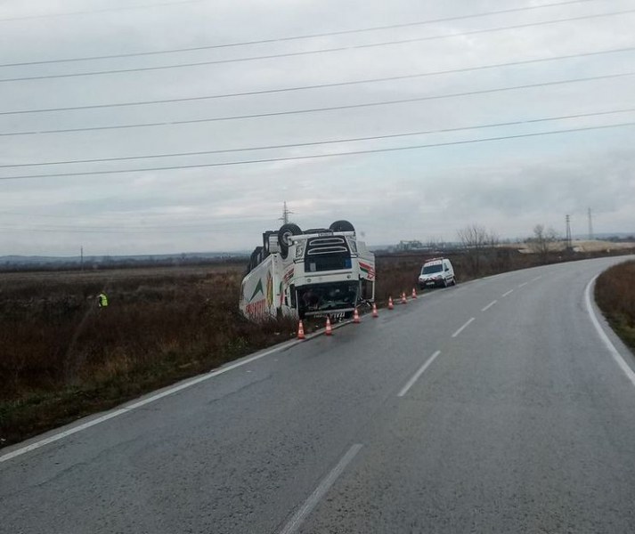 Турски камион се обърна по таван СНИМКИ