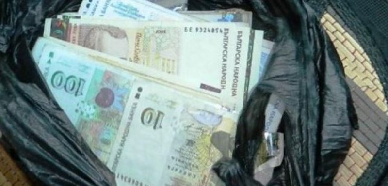 Жена хвърли 3000 лева през терасата си!