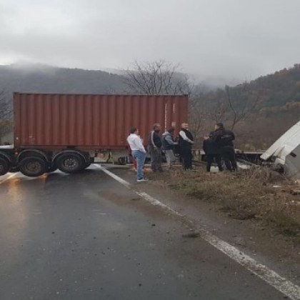 Километрично задръстване на Тракия. Камион катастрофира на пътя за Гърция СНИМКИ