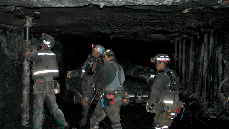 Откриха оцелял при експлозията във въгледобивната мина в Русия