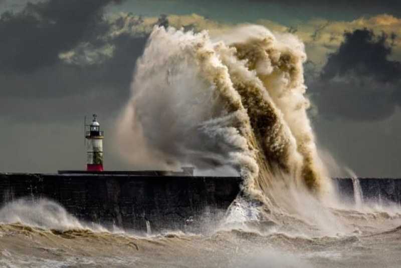 Мощна буря се разрази във Великобритания, има жертва