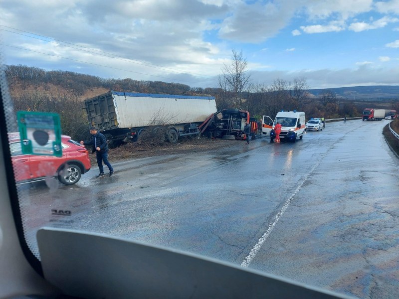 Камион катастрофира край Разград СНИМКА