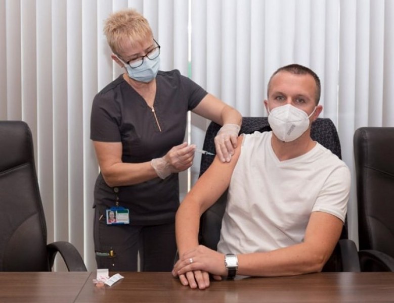 Кметът на Белица вдига заплатите на служителите, които се ваксинират
