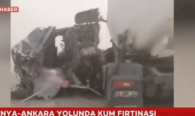 Пясъчна буря предизвика тежки катастрофи и обърна камион в Турция ВИДЕО