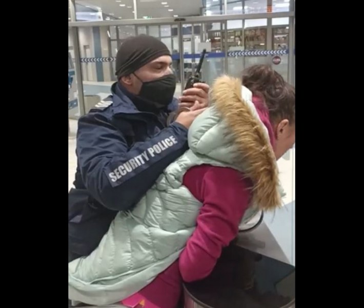 Арестуваха млада жена без маска в столичното метро ВИДЕО
