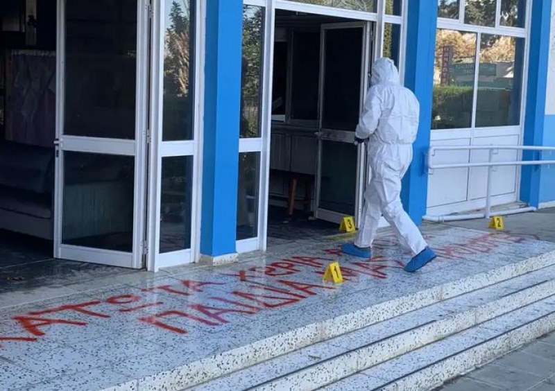 Антиваксъри поставиха взривно устройство в училище