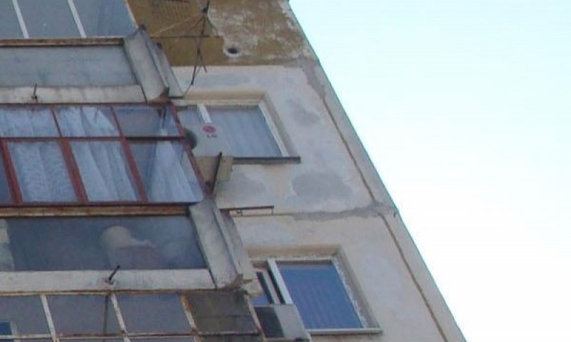 Бургазлия удари с летва жена си и полетя от 6-ия етаж