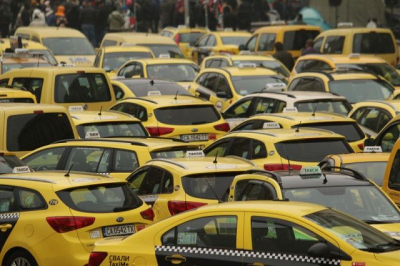 Таксиджии се готвят за протест
