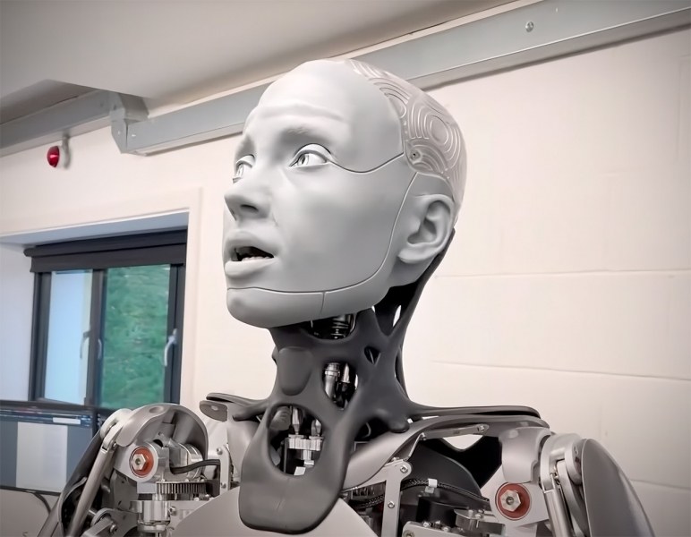 Реална фантастика: Мръщи се, чуди се – най-човешкият робот на ВИДЕО