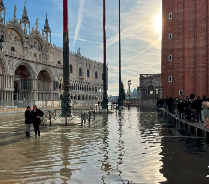 Приливът отново наводни Венеция, 
