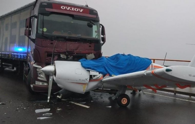 Странна катастрофа: Самолет се блъсна в камион на аутобан в Германия