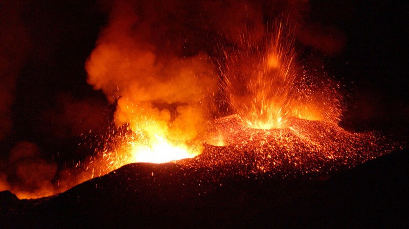 Вулкан изригна в Индонезия, има жертва и много ранени